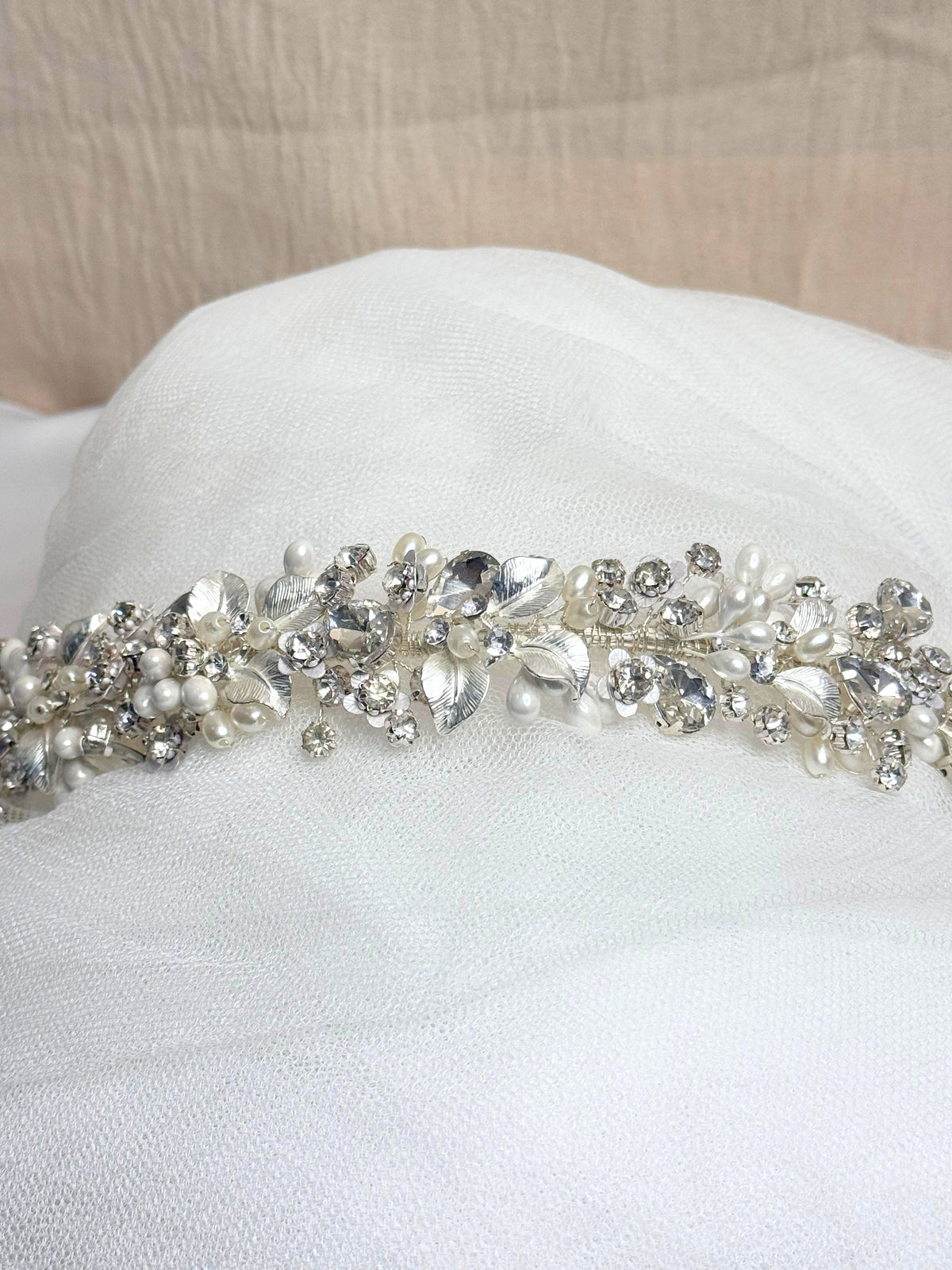 Tiara flores con perlas